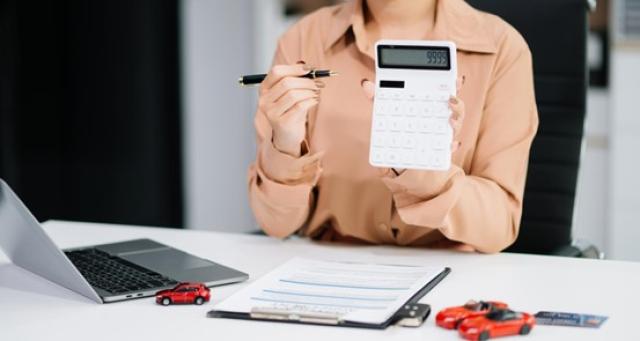電卓を持つ女性