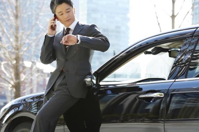 時間を気にするビジネスパーソン