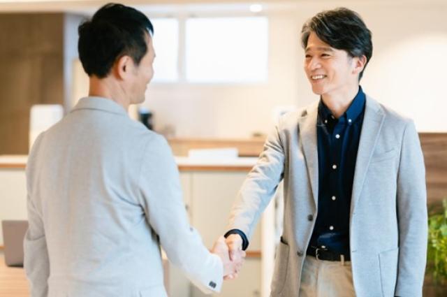 握手をする2人の男性