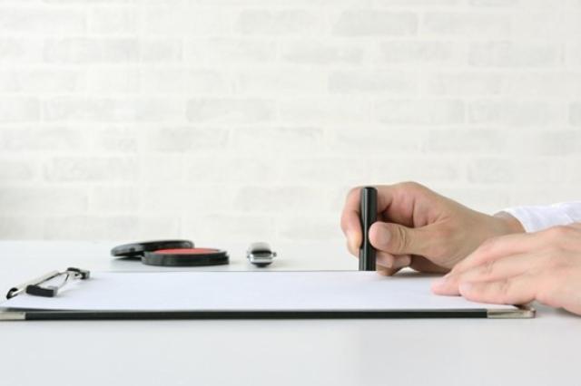 契約書に押印する様子