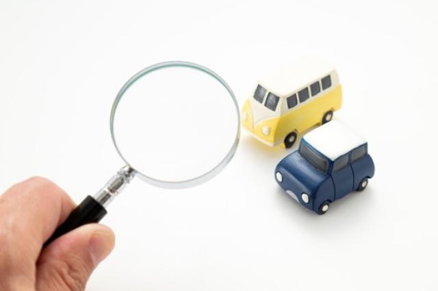 ミニカーと虫メガネ