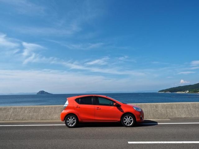 赤のトヨタ アクア