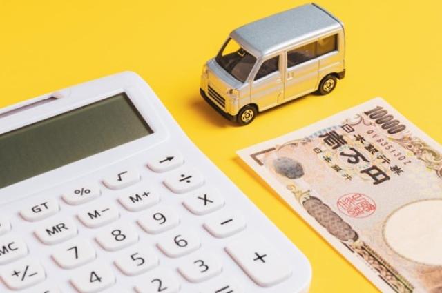 ミニカーと電卓と1万円札