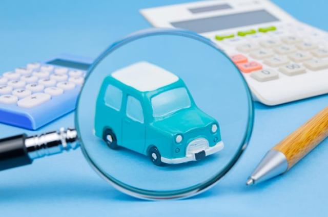 虫眼鏡でミニカーを拡大する様子