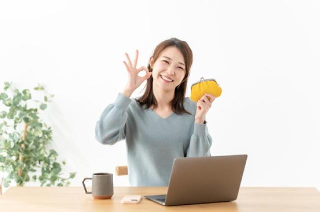 財布を手に笑顔の女性