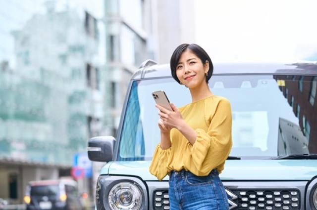 スマホを触る女性