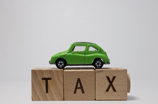 ミニカーとTAXと書かれたブロック