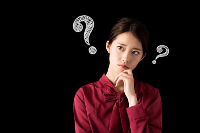疑問を抱く女性