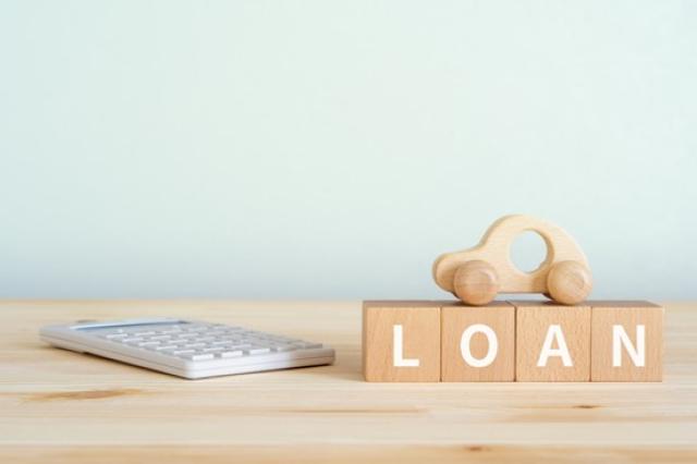 LOANと書かれたブロック、電卓、車のオブジェ