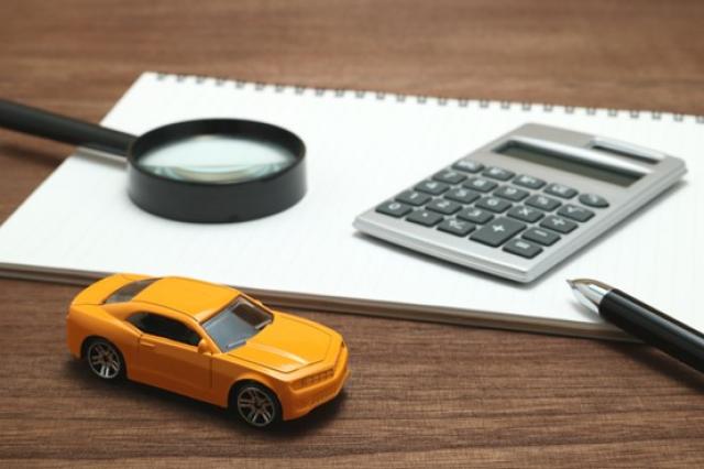 車、虫眼鏡、電卓、ノート