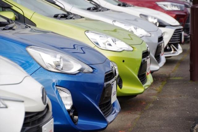 販売店に並ぶ中古車