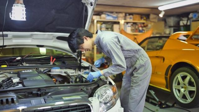 整備工場の自動車整備士