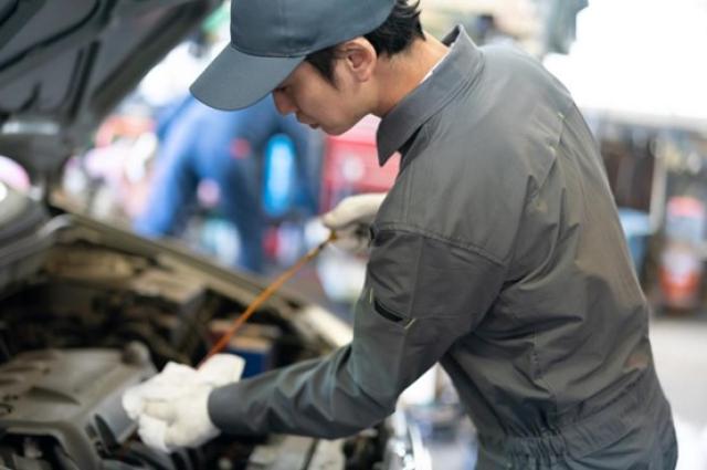 車を整備する男性