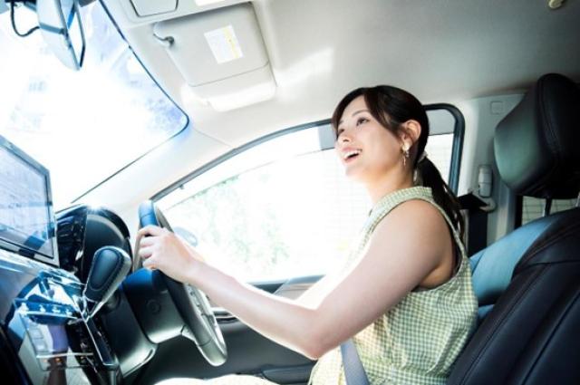 笑顔で運転する女性