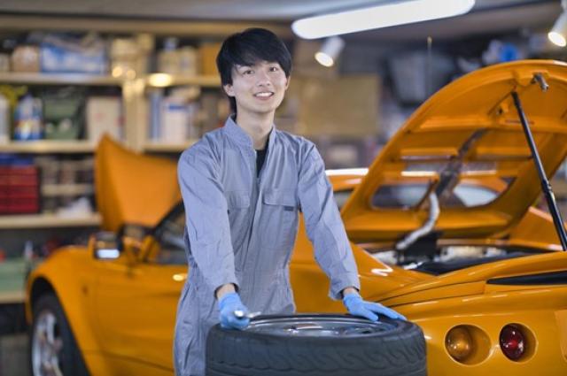 笑顔の整備士の男性
