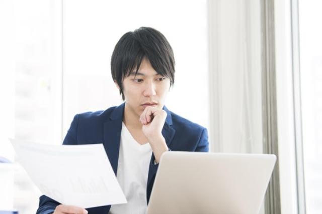 見積もりを比較する男性