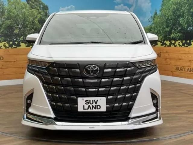 アルファードの幅は駐車場に入る？快適性と使いやすさを両立する特徴とは