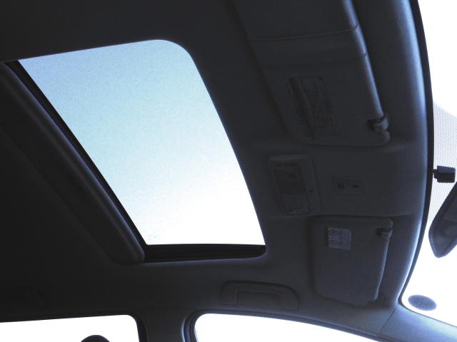 エルグランドは5人乗りできる？スペックや特徴、ライバル車も紹介！