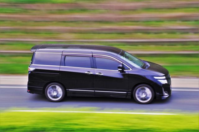 エルグランドは5人乗りできる？スペックや特徴、ライバル車も紹介！