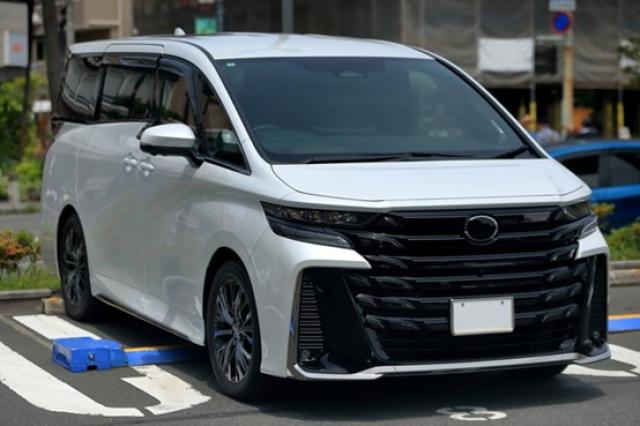 ヴェルファイアのサイズはどれくらい？旧モデルやライバル車との比較も！