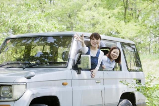 車の窓から顔を出した二人の女性