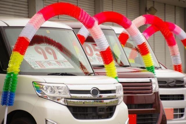 一列に並べられた価格表示のある軽自動車