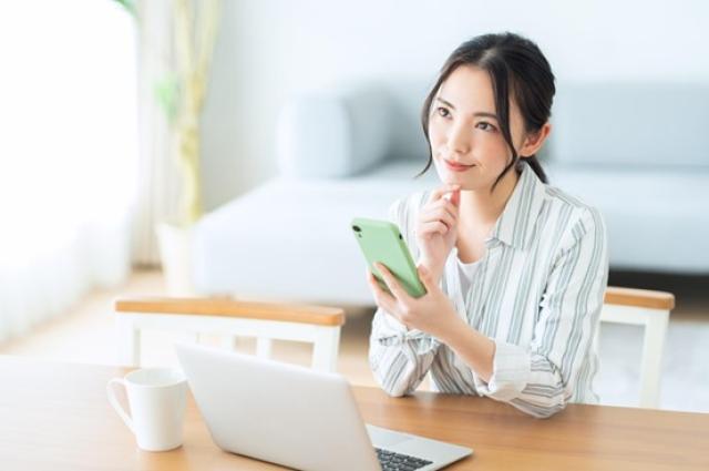 調べ物をする女性