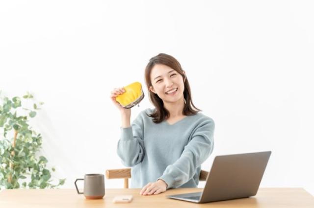 財布を持つ女性