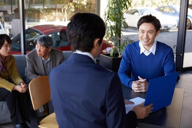 販売店で話を聞く男性