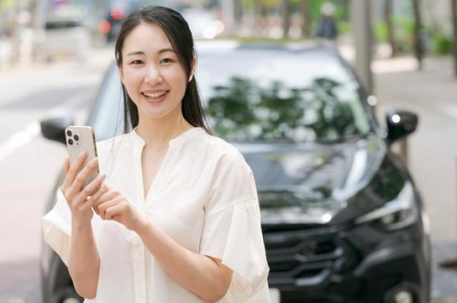 スマホを持つ女性