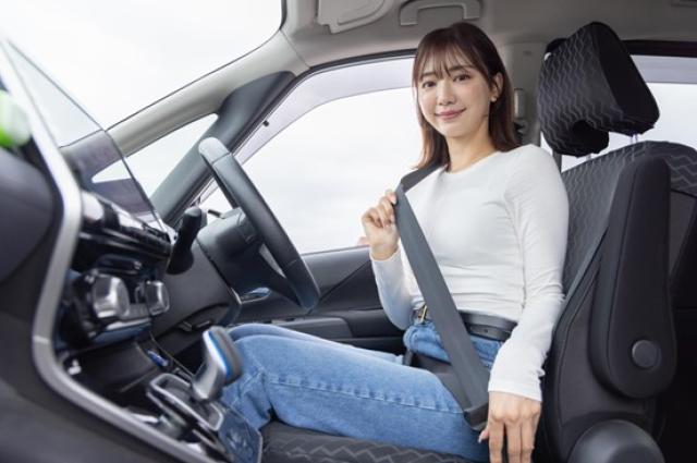 ドライブに出かける女性