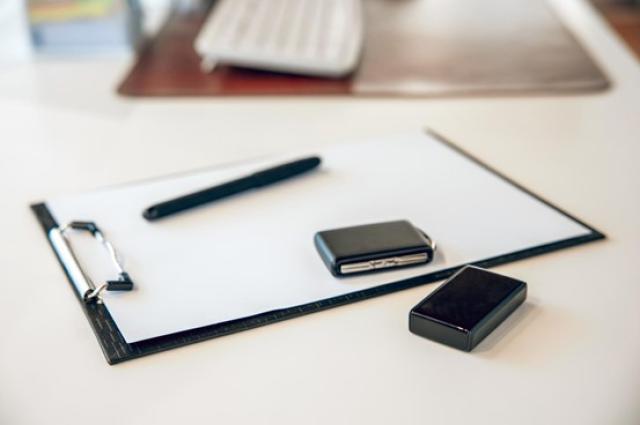 書類と車のキー