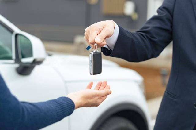 車を借りる「カーリース」の仕組みとは?特徴や他の貸し出しサービスとの違い