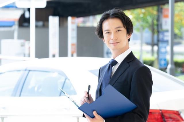 中古車ディーラーの男性