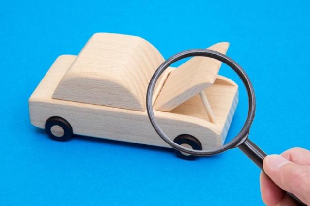 車の模型を虫眼鏡で見る