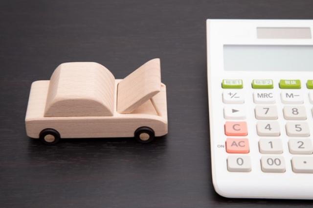 車の模型と電卓