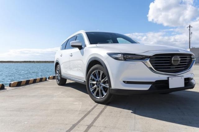 青空と白の自動車