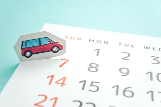 カレンダーと車のイラスト
