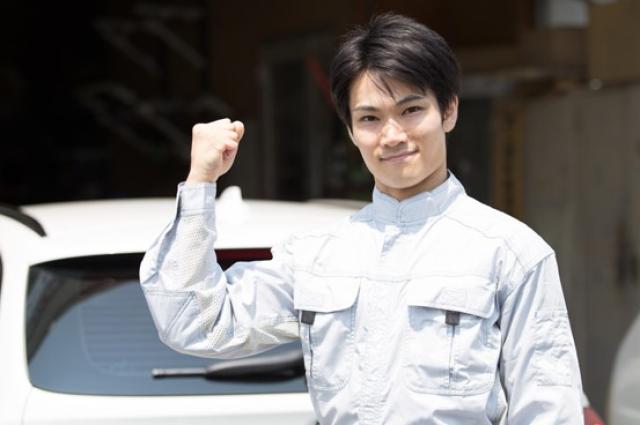 ガッツポーズする整備士の男性