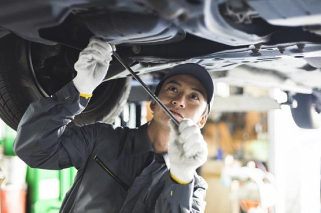 整備中の男性整備士