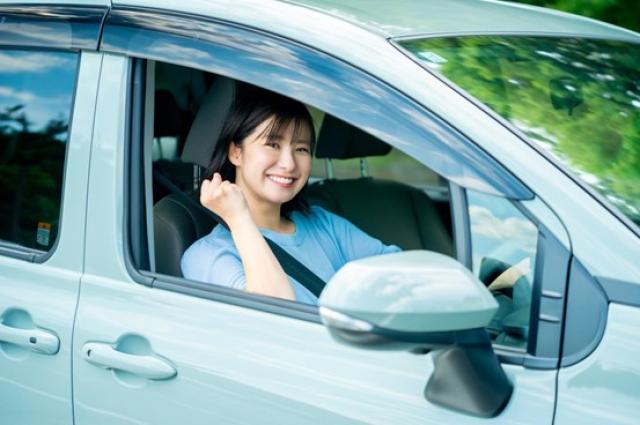 車内でガッツポーズする女性
