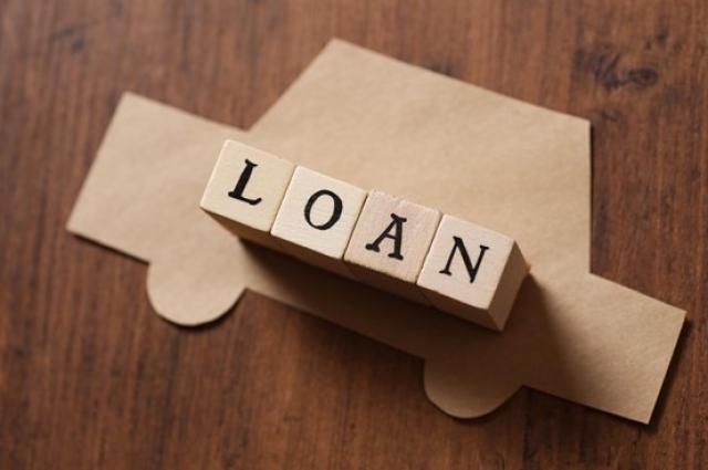 ローンのブロックと紙の車