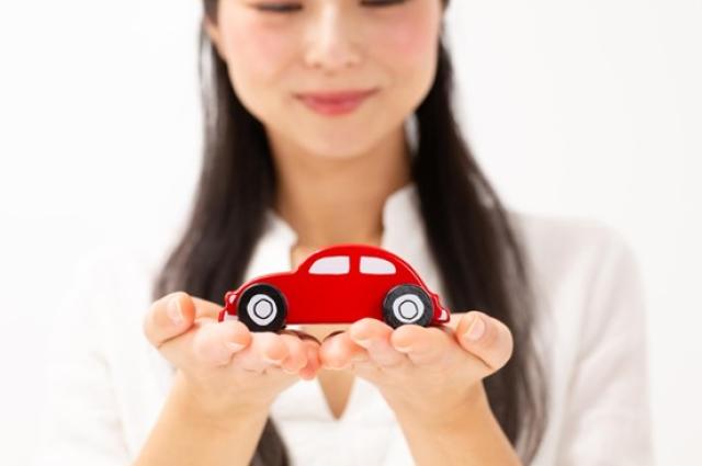 ミニカーを持つ女性