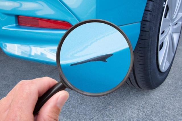 車のバンパーのキズをクローズアップ