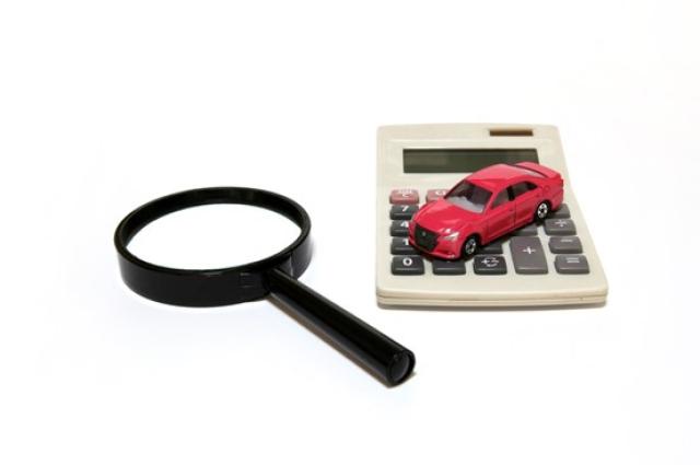 ミニカーと電卓、虫メガネ