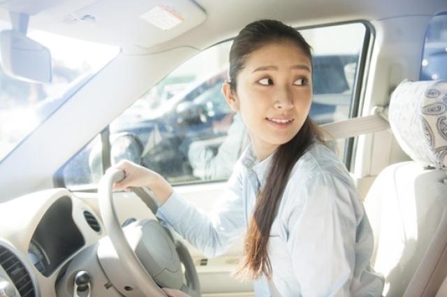 運転練習中の女性