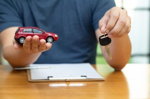 ミニカーを持つ男性