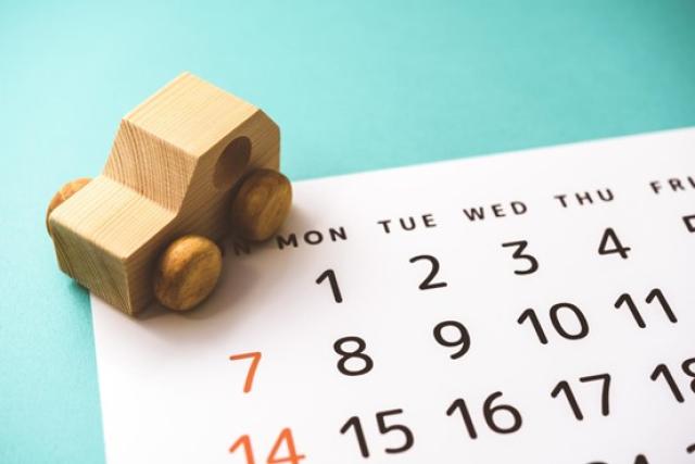 ブロックの車とカレンダー