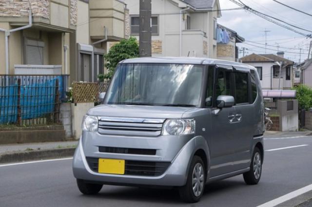 走行する軽自動車