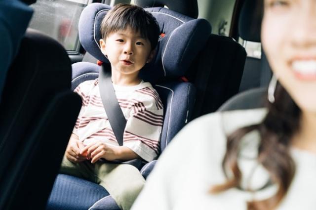 チャイルドシートに座る子ども